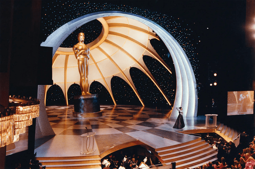 O palco do 71º Oscar em 1998, apresentado por Whoopi Goldberg no Dorothy Chandler Pavilion.