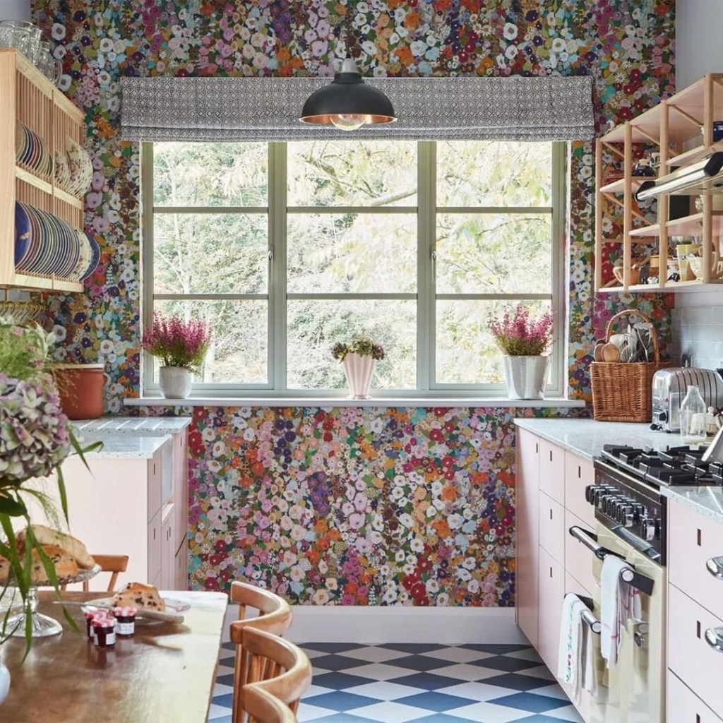 Cozinha da marca inglesa Pluck Kitchens, com papel de parede florido