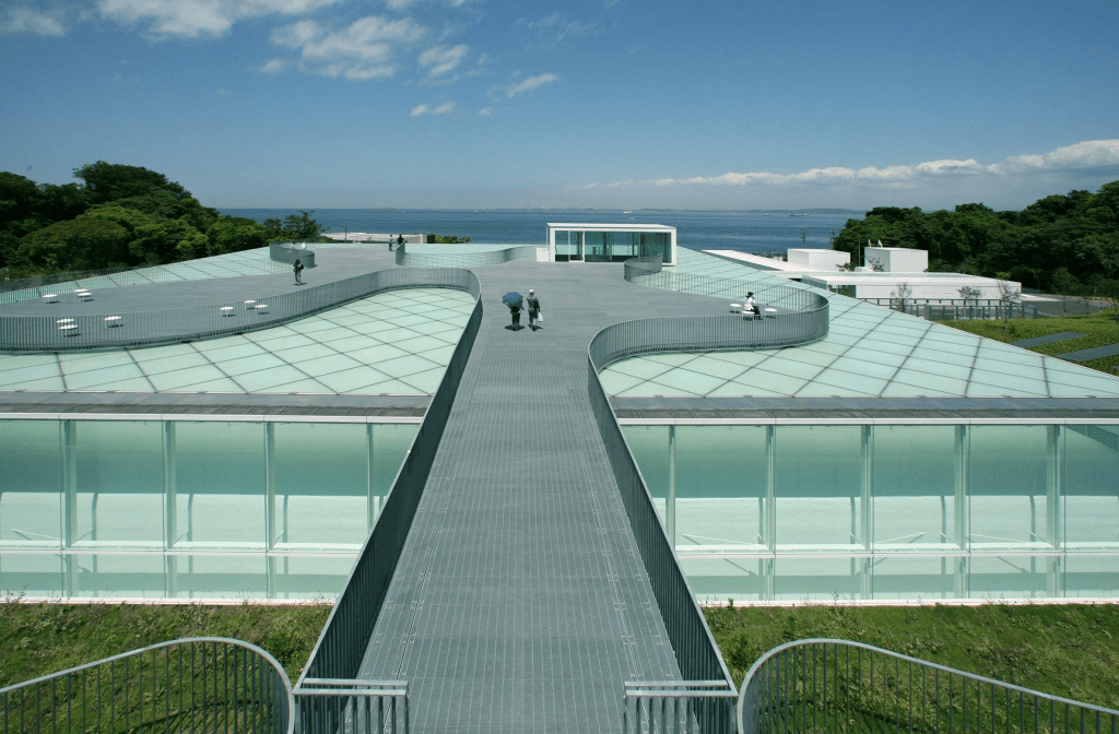 O Museu de Arte de Yokosuka é coberto com uma plataforma de observação