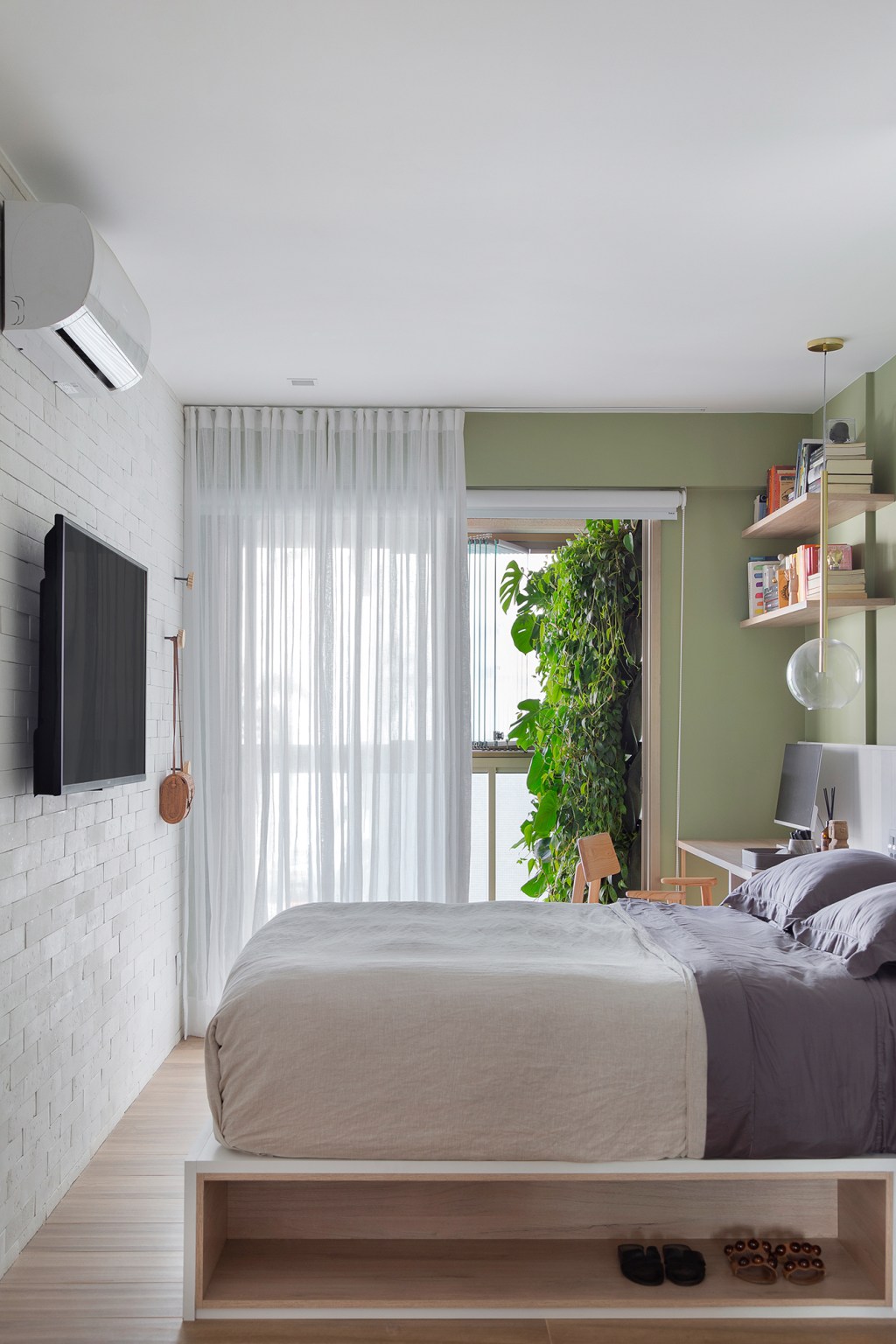Tons suaves, brises na sala e mistura de pisos marcam apê de 93 m². Projeto de Manoela Fleck. Na foto, quarto com parede verde e neon.