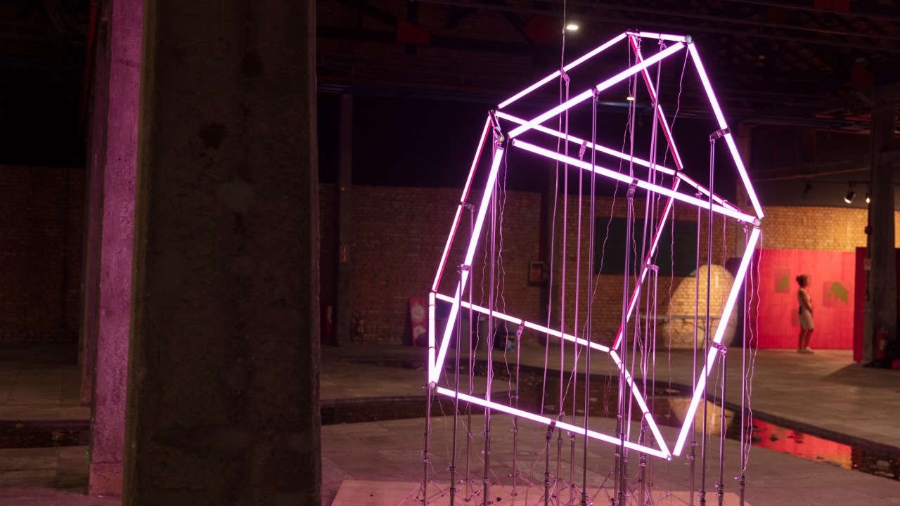 Luminosos que fazem parte da exposição Quase Circo da artista plástica Carmela Gross no Sesc Pompeia.