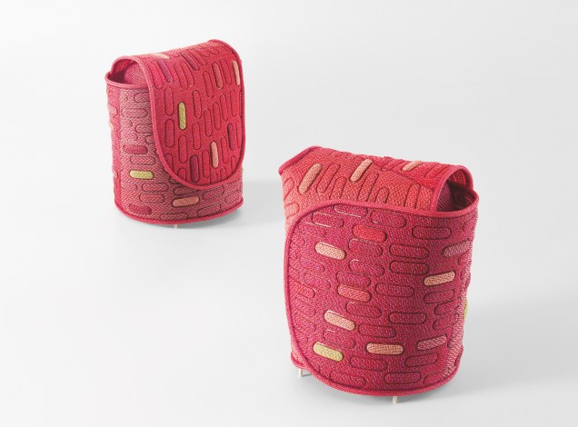 Móveis e luminárias da linha Hana-arashi feitas em tecido Maris, exclusivo da marca Paola Lenti, feito 100% de <span>poliolefina, e que é reciclável e a prova d'água.</span>
