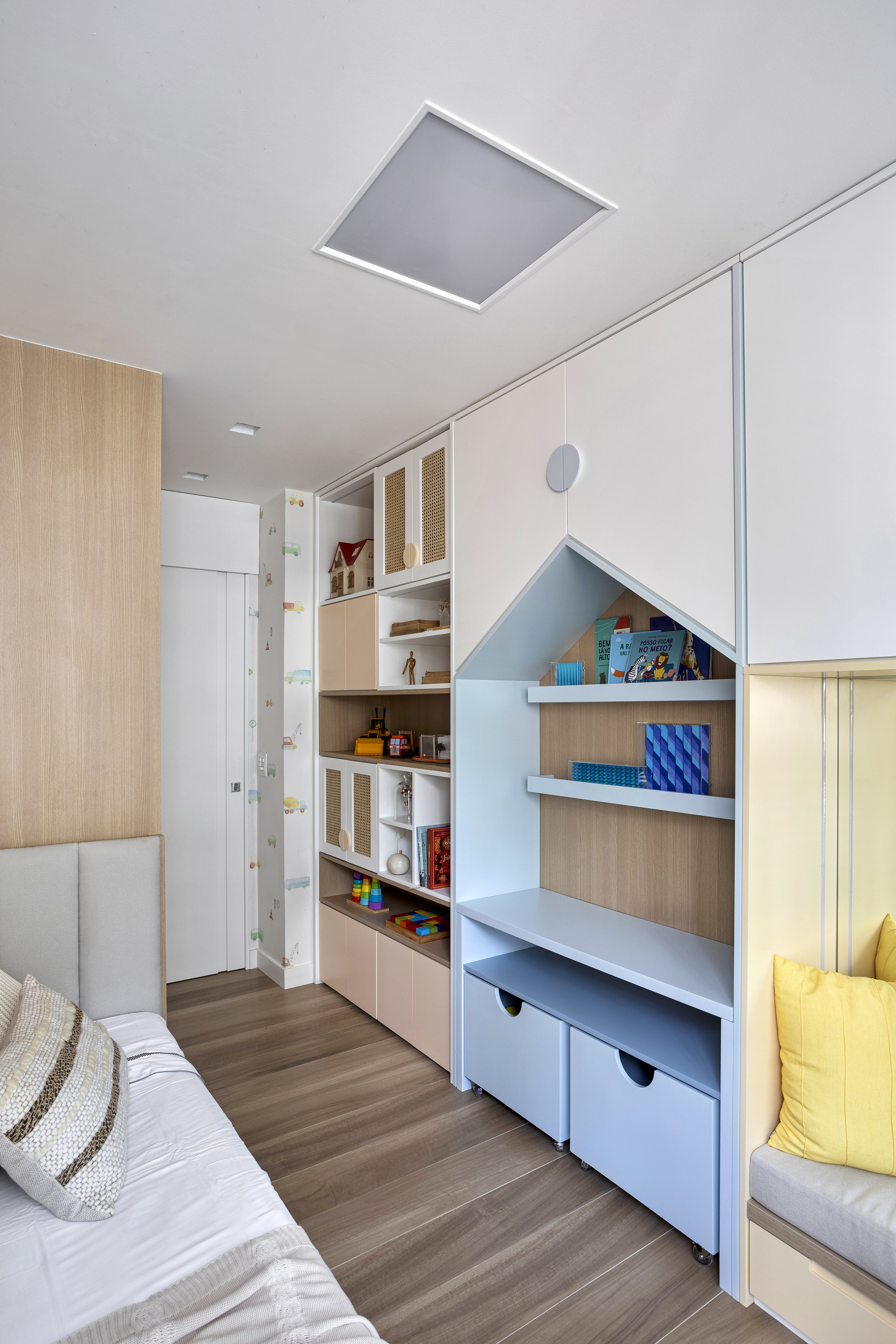 Apartamento de 70 m² parece maior com décor em tons neutros. Projeto de Fabiano Ravaglia. Na foto, quarto infantil com marcenaria colorida.