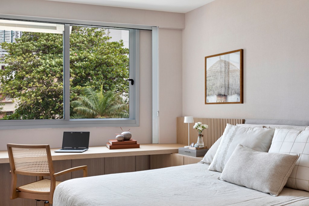 Apartamento de 70 m² parece maior com décor em tons neutros. Projeto de Fabiano Ravaglia. Na foto, quarto de casal com cabeceira ripada.