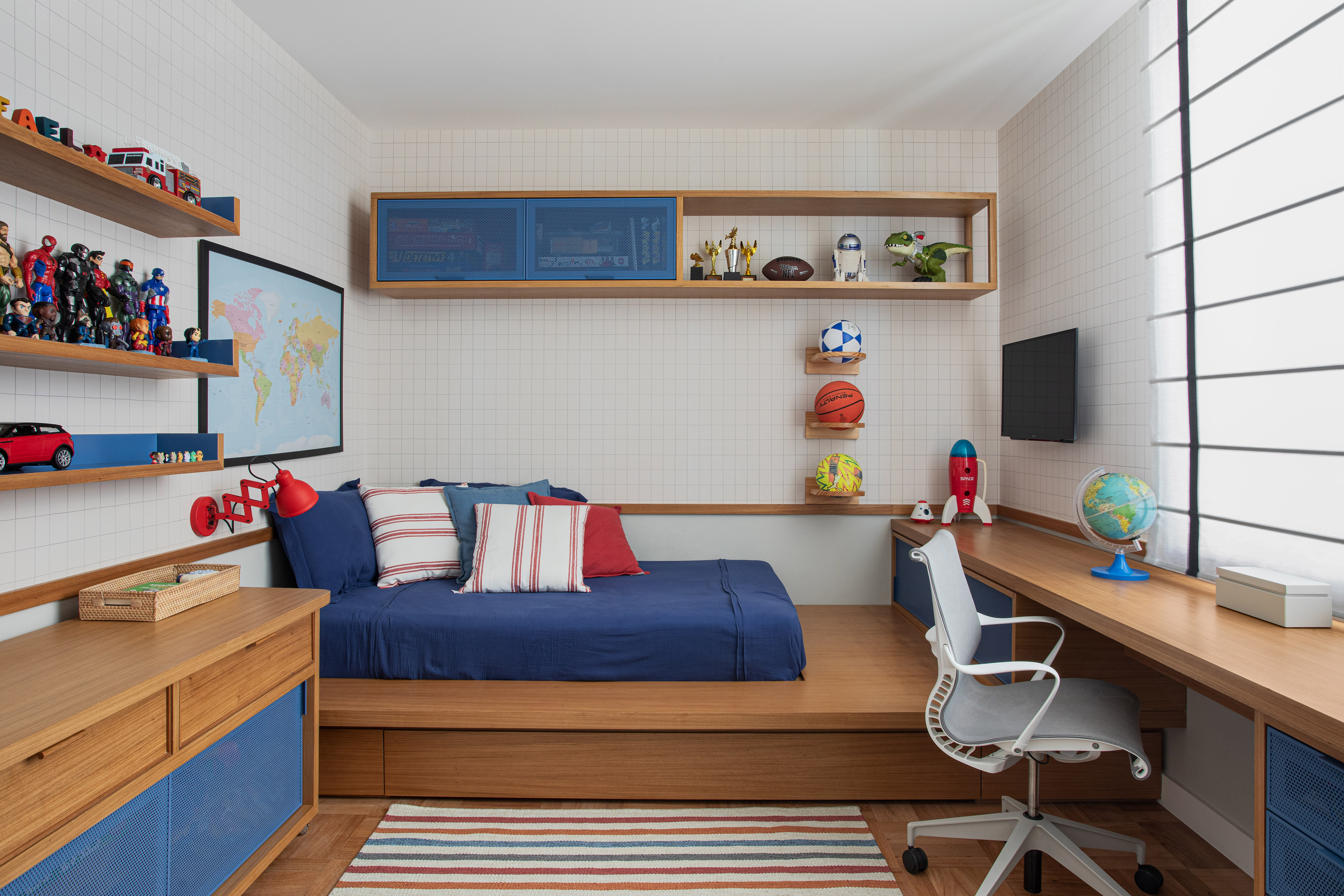 Marcenaria multifuncional caracteriza apartamento com vista para o Cristo. Projeto de Escala Arquitetura. Na foto, quarto infantil com cama tablado e prateleiras.