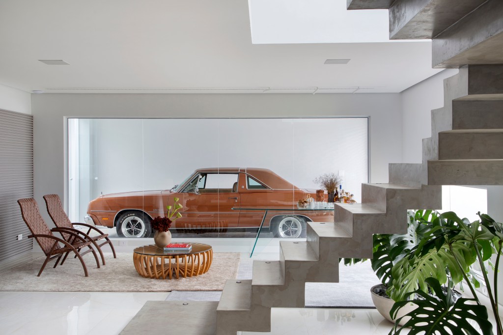 Paixão pelo automobilismo norteia o projeto desta casa de praia. Projeto de Gabriel Fernandes. Na foto, escada da garagem de concreto.