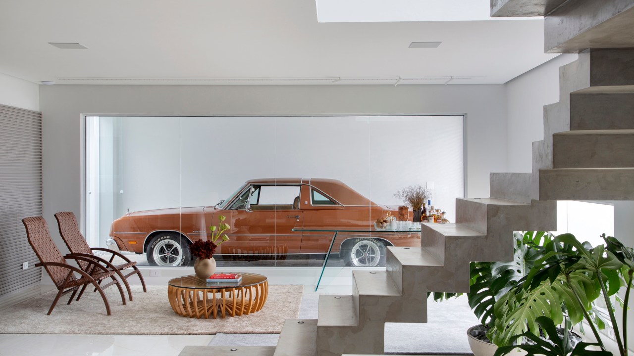 Paixão pelo automobilismo norteia o projeto desta casa de praia. Projeto de Gabriel Fernandes. Na foto, escada da garagem de concreto.
