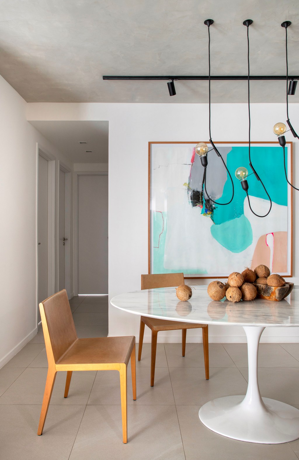 Reforma em apê de 105 m² cria lar aconchegante para mãe e filha. Projeto de Rafael Ramos. Na foto, sala de jantar com mesa redondas e pendentes.