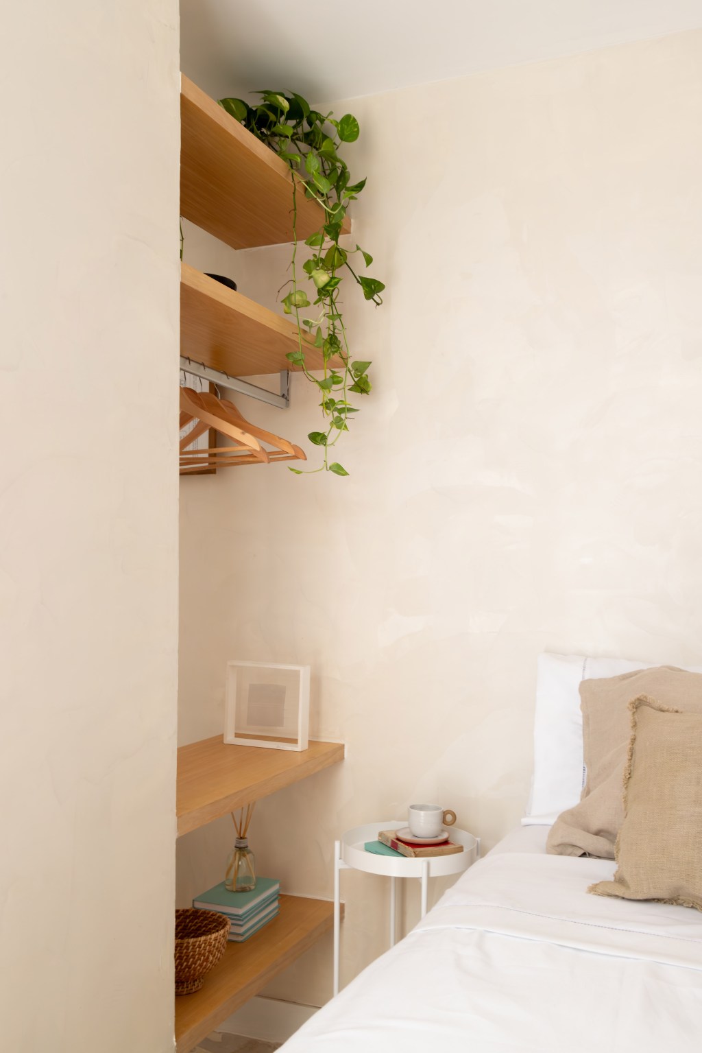 Reforma transforma imóvel de 45 m² em refúgio tropical. Projeto de Tauari Arquitetura. Na foto, quarto com prateleiras com plantas.