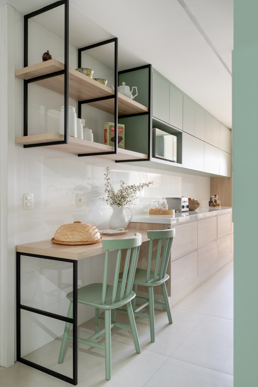 Sem quebra-quebra, apê de 150 m² aposta em tons suaves e cozinha verde. Projeto de Ana Cano. Na foto, cozinha corredor com marcenaria verde.