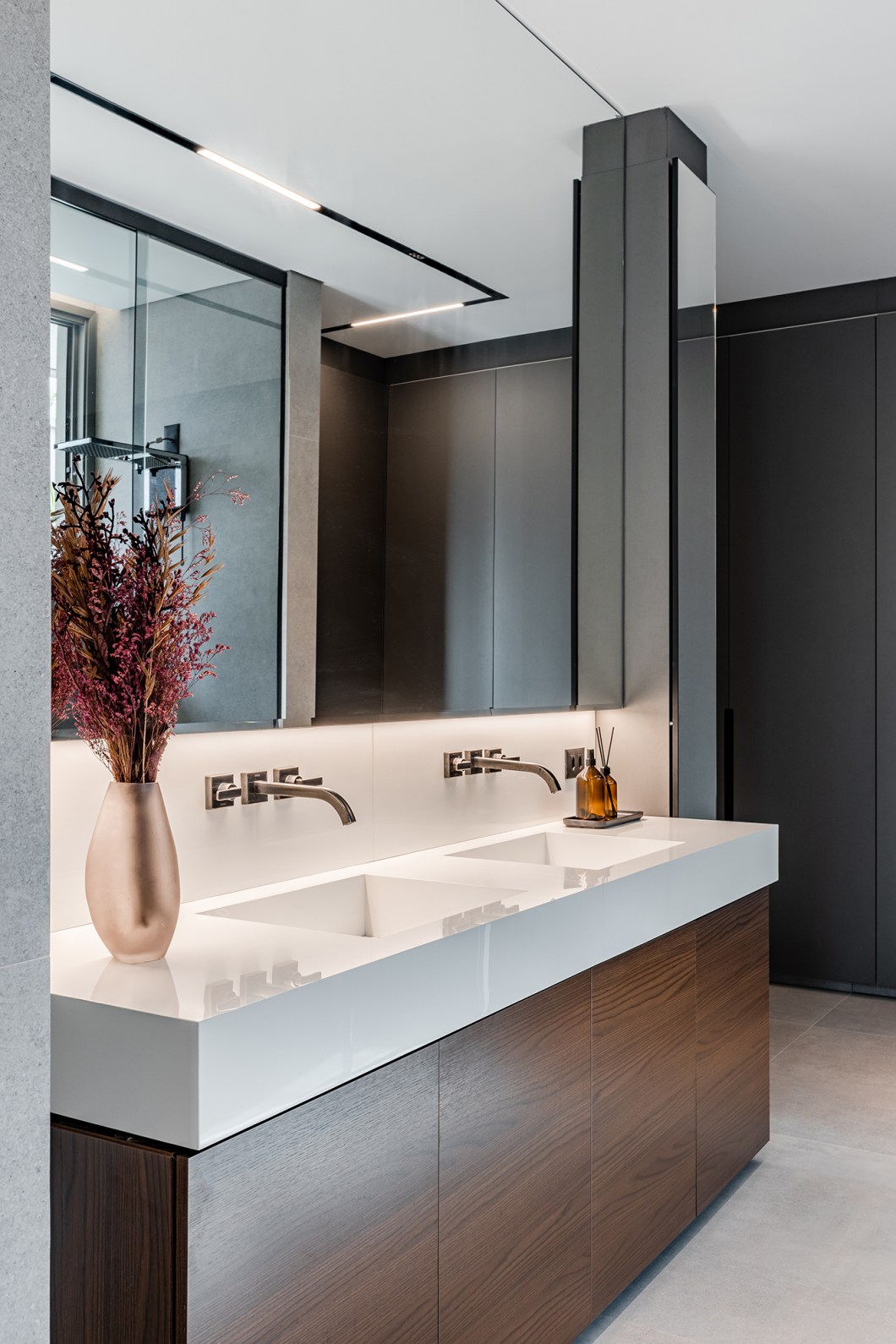 Tons escuros e grandes aberturas criam sofisticação em casa de 430 m². Projeto de Aline Borges. Na foto, banheiro com cuba dupla.